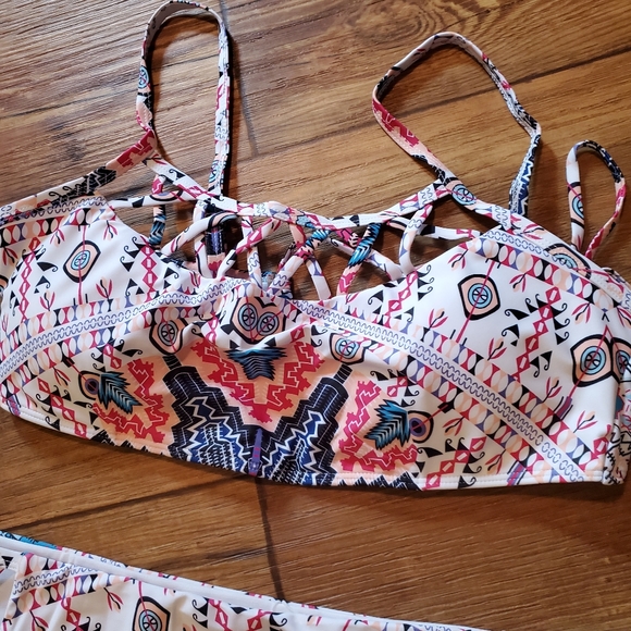 White Pattern Crisscross bikini - Picture 8 of 10